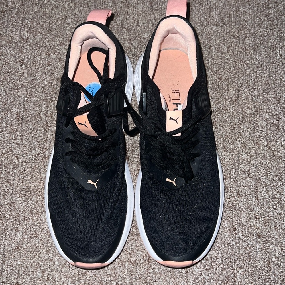 Ladies Puma sneakers soft foam